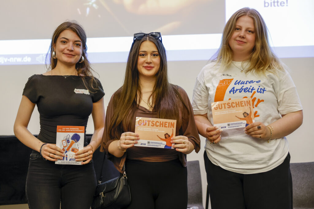 Zurecht beglückt: Für die Gewinnerinnen beim „Job-Roulette“ gab’s vom DJV NRW Seminar-Gutscheine und eine Jahres-Mitgliedschaft für junge Journalist:innen.